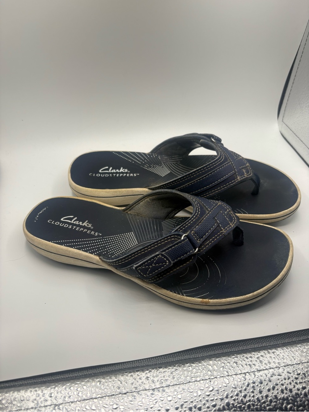 Cloudsteppers by Clarks Navy and Tan women’s Flip-Flop Sandals 6